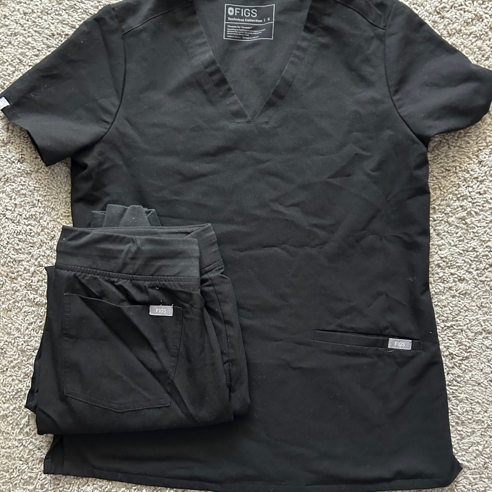 FIGS Women’s Black Scrub Set